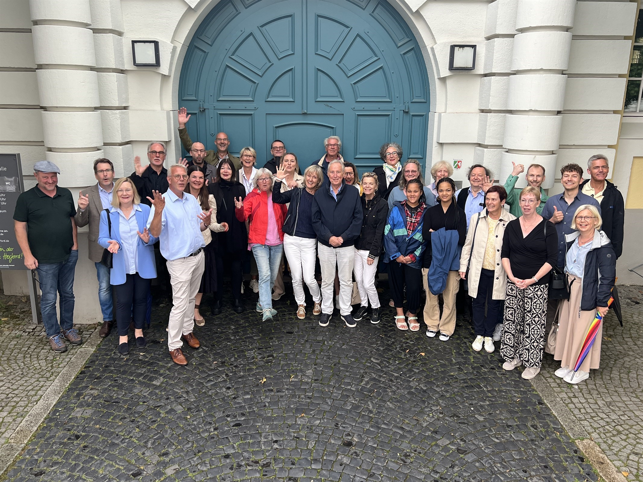 Kurz vor dem Start zu unserem Meeting - einem Kulturspaziergang (Juli 23). 